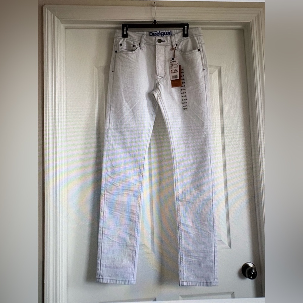 NWT❣️Desigual Light Wash Slim White Jeans..